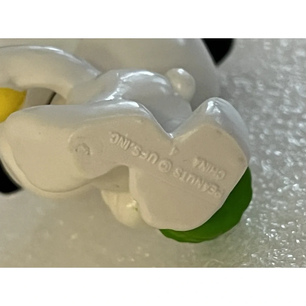 Peanuts 1994 Snoopy Easter‎ Basket & Egg Whitman's Collectible Figurine